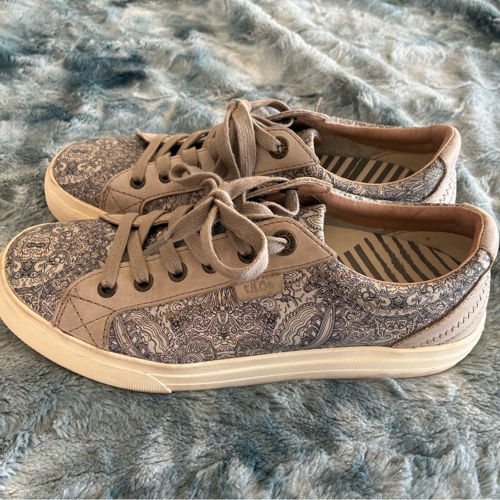 Taos Lace-Up Sneakers in Brown and Cream